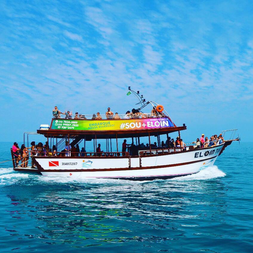 Barco de passeio lotado de turistas em Arraial do Cabo